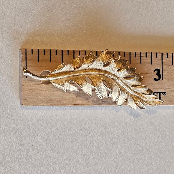 Vintage Coro Gold Leaf Brooch Pin Signed - Picture 6 of 6